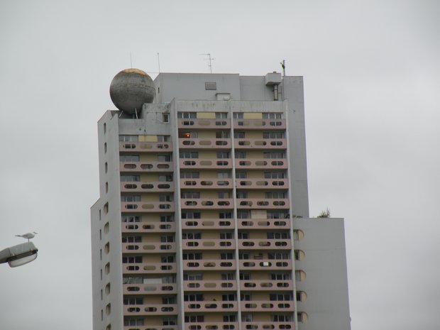  tour surmontée d'un globe